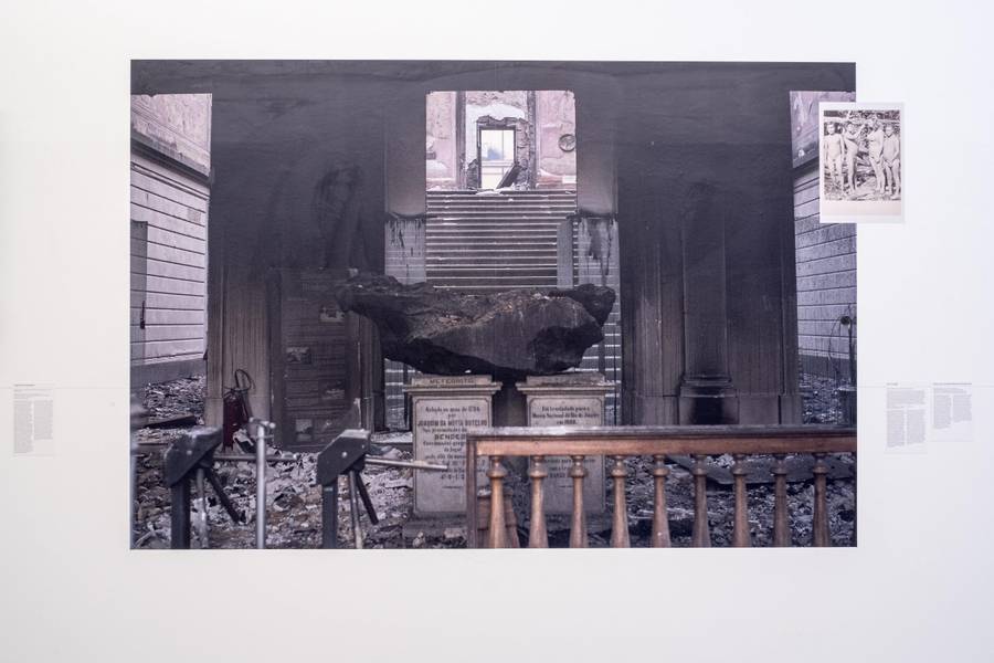 Léo Corrêa, „A meteorite on exhibit is seen inside the entrance of the National Museum after an overnight fire in Rio de Janeiro, Brazil, Monday, Sept. 3, 2018. Firefighters dug through the burned-out hulk of Brazil’s National Museum on Monday, a day after fire gutted the building, as the country mourned the irreplaceable treasures lost and pointed fingers over who was to blame.“, 3.9.2018, installation view, exp. 1: The Bones of the World, 11th Berlin Biennale c/o ExRotaprint, 7.9.–9.11.2019, photo: Mathias Völzke
