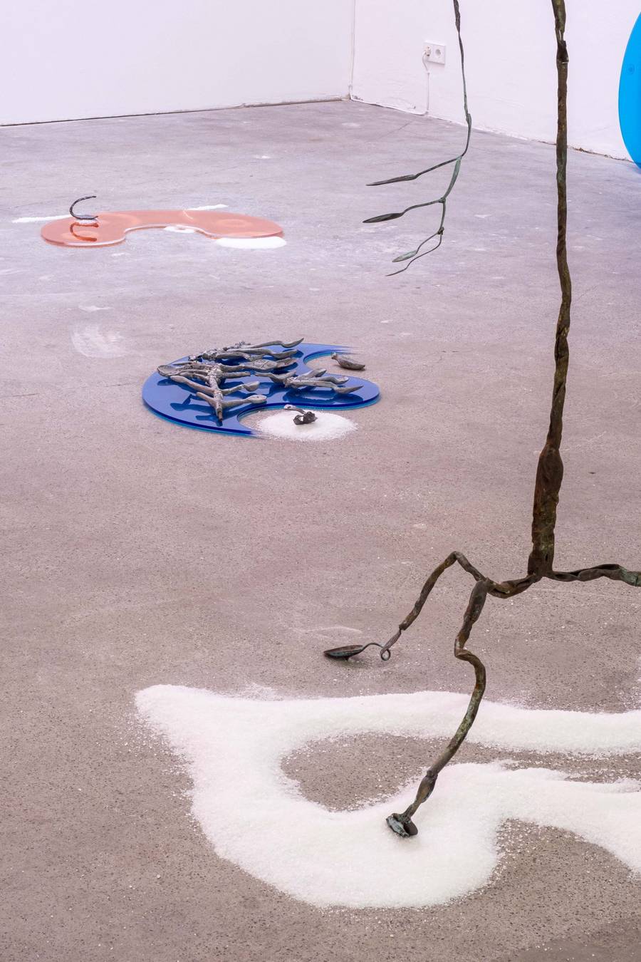 Osías Yanov, ser con el otre, drei gerahmte Faksimiles, Metall (Stahl, Eisen, Alpaka/Neusilber, Kupfer), Plexiglas, Rollkartei, Salz, Video, Installationsansicht, exp. 3: Archive berühren. Sinthujan Varatharajah – Osías Yanov, 11. Berlin Biennale c/o ExRotaprint, 22.2.–2.5.2020, Foto: Mathias Völzke
