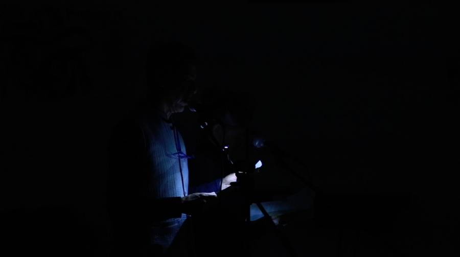 Mapa Teatro, Der Mond ist im Amazonasgebiet, performativer Vortrag, 28.9.2019, 11. Berlin Biennale c/o ExRotaprint, Still aus der Videodokumentation, Kamera: Thabo Thindi
