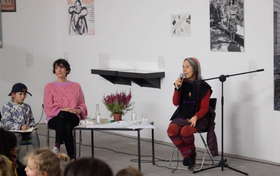Cecilia Vicuña, Sol-y-dar-y-dad [Geben und Sonne spenden], eine Vision von Solidarität in Worten und Liedern, 20.9.2019, 11. Berlin Biennale c/o ExRotaprint, Still aus der Videodokumentation, Kamera: Thabo Thindi
