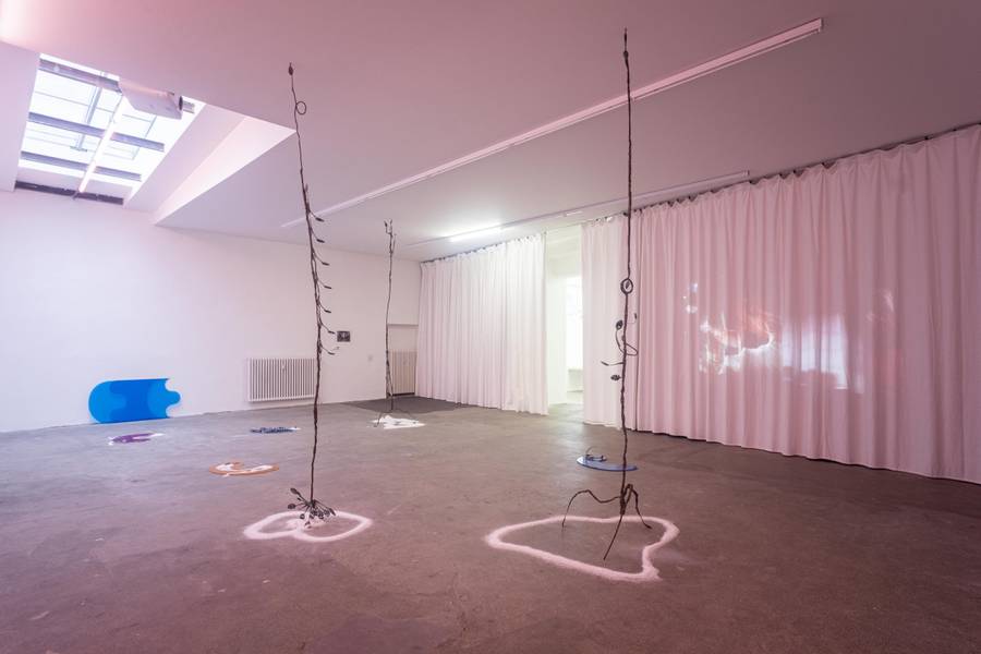 Osías Yanov, ser con el otre, drei gerahmte Faksimiles, Metall (Stahl, Eisen, Alpaka/Neusilber, Kupfer), Plexiglas, Rollkartei, Salz, Video, Installationsansicht, exp. 3: Archive berühren. Sinthujan Varatharajah – Osías Yanov, 11. Berlin Biennale c/o ExRotaprint, 22.2.–2.5.2020, Foto: Mathias Völzke
