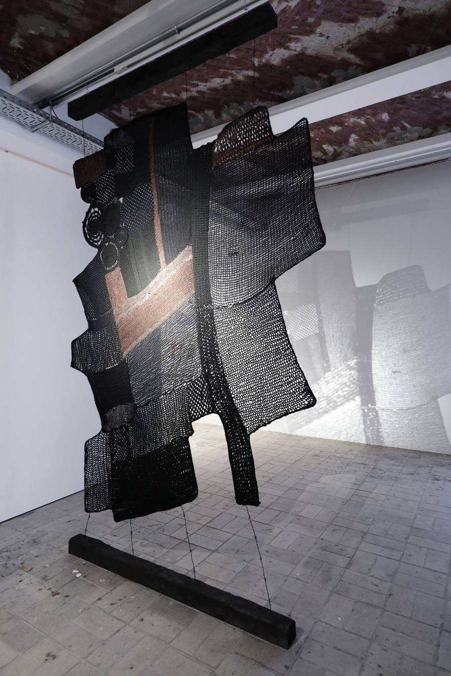Paula Baeza Pailamilla, Kurü Mapu [Black Land], 2018, installation view, 11th Berlin Biennale, KW Institute for Contemporary Art, 5.9.–1.11.2020, photo: Silke Briel
