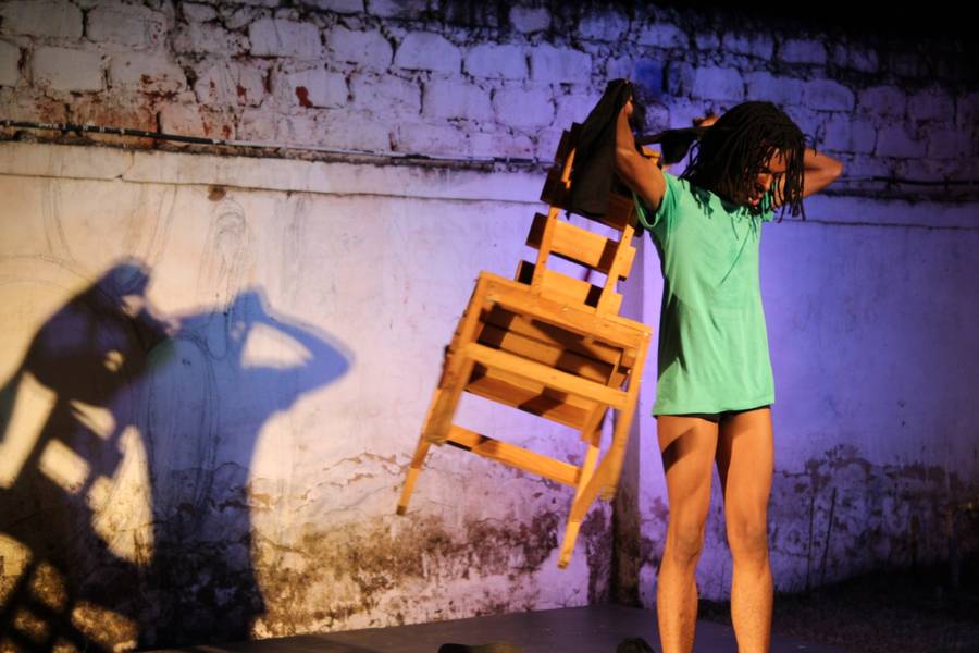 Dorine Mokha in Entre deux, 2017, Centre d’Art Waza, Lubumbashi, photo: Centre d’Art Waza
